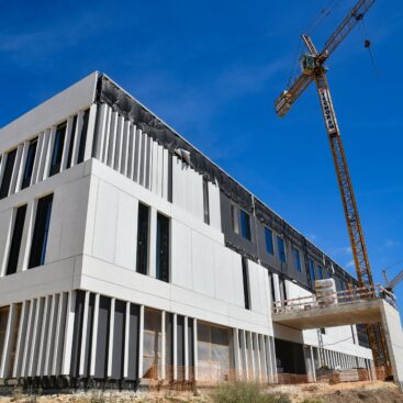 A Maxiglobal, em parceria com a TECNORÉM - Engenharia e Construções, S.A., colaborou na concretização do Novo Hospital de Sintra — uma unidade hospitalar moderna, pensada para responder com qualidade, eficiência e inovação às necessidades da população da região.