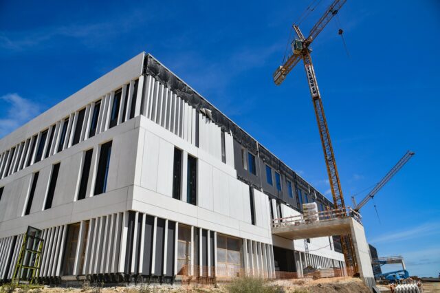 A Maxiglobal, em parceria com a TECNORÉM - Engenharia e Construções, S.A., colaborou na concretização do Novo Hospital de Sintra — uma unidade hospitalar moderna, pensada para responder com qualidade, eficiência e inovação às necessidades da população da região.
